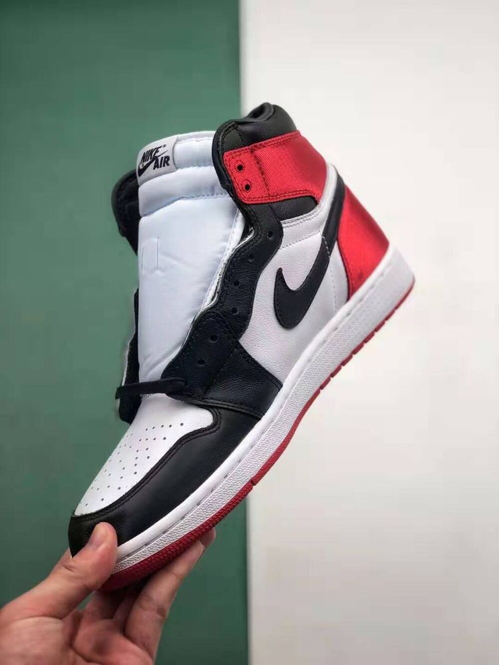 Nike Air Jordan 1 Retro High Satin Black Toe Chaussures