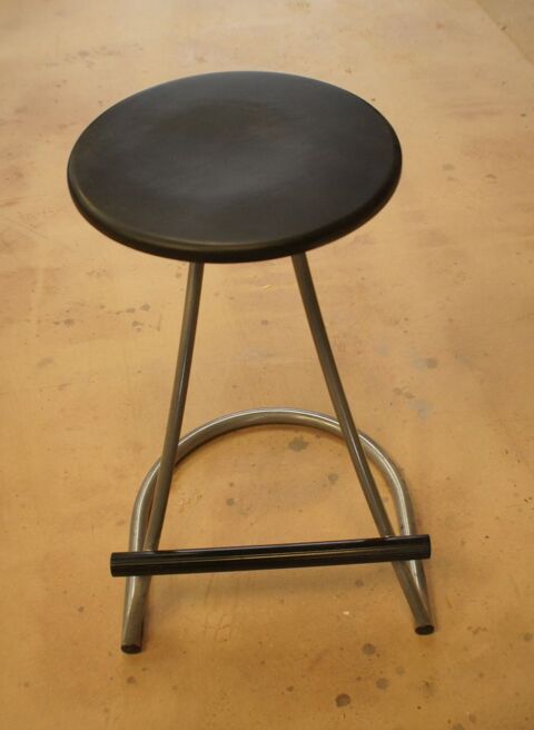Tabouret assise noire 20 Carhaix-Plouguer (29)