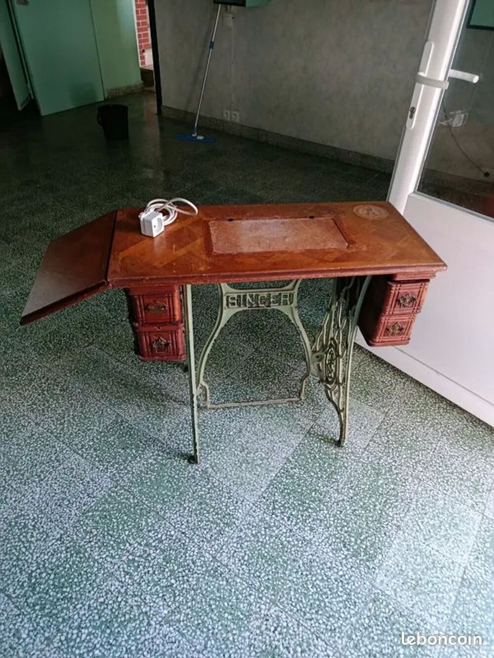 Meuble de couture Singer 