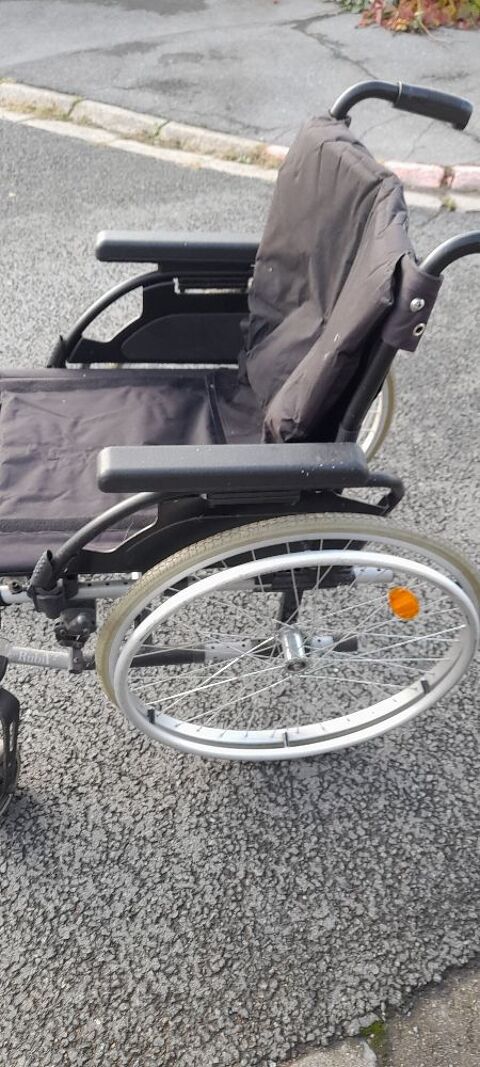 fauteuil  roulant  pliable. 0 59580 Aniche