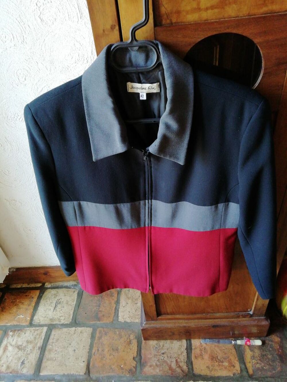 VESTE FEMME T42 - NOIR - ROUGE ET GRIS 
Vêtements