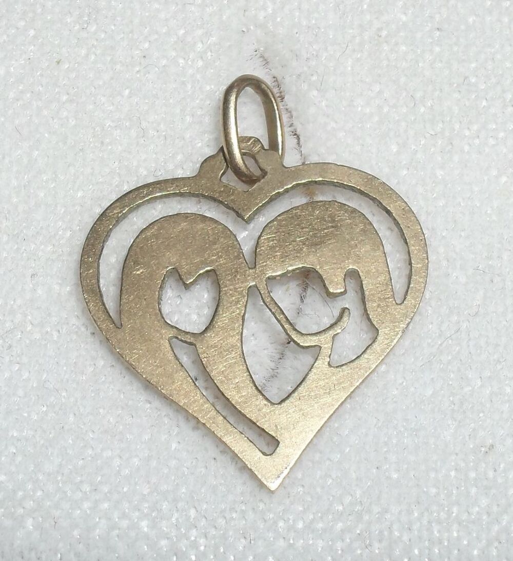 Pendentif deux amoureux dans un c?ur. Bijoux et montres