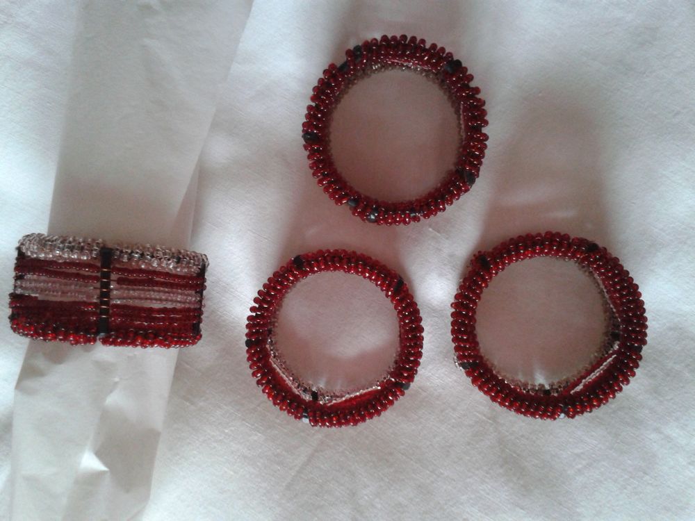 Ronds de serviette neufs en perles de verre bordeaux Cuisine