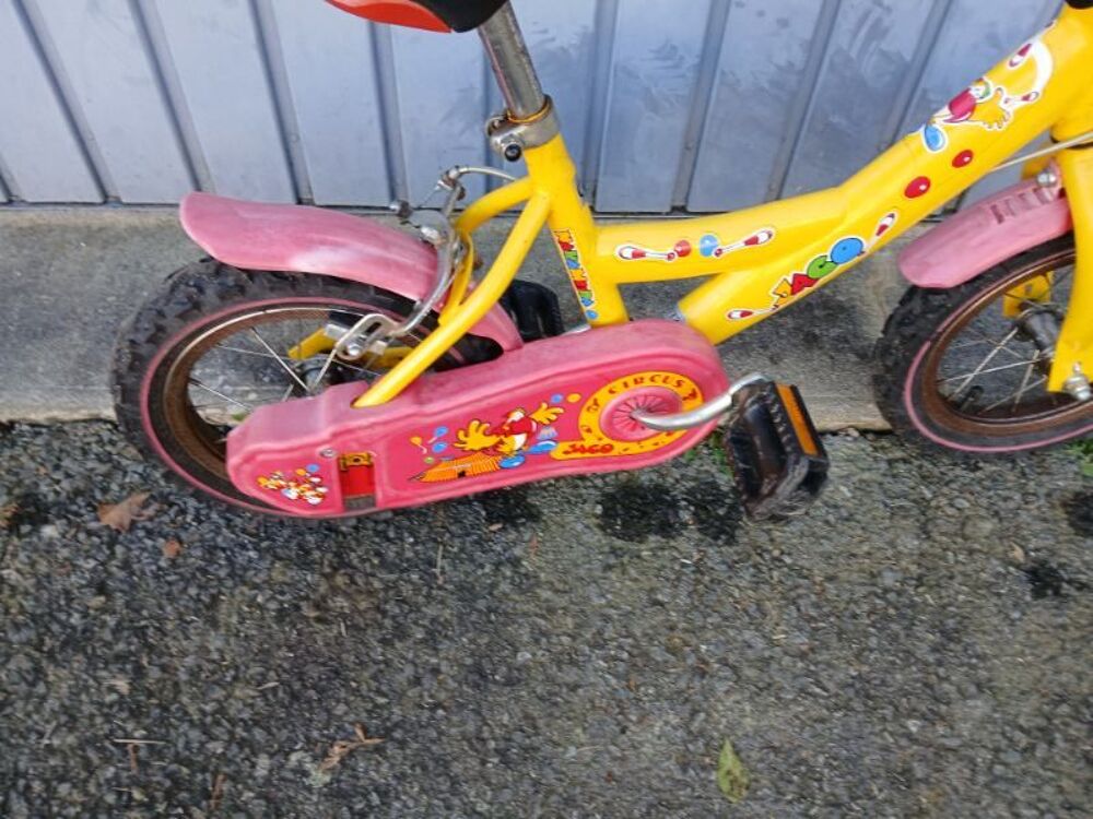V&eacute;lo enfant (roues 12") r&eacute;vis&eacute;. V�los
