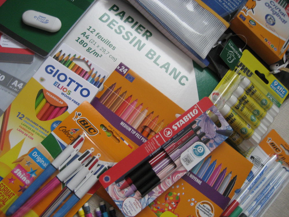 Lot papeterie et fournitures scolaires Vêtements enfants