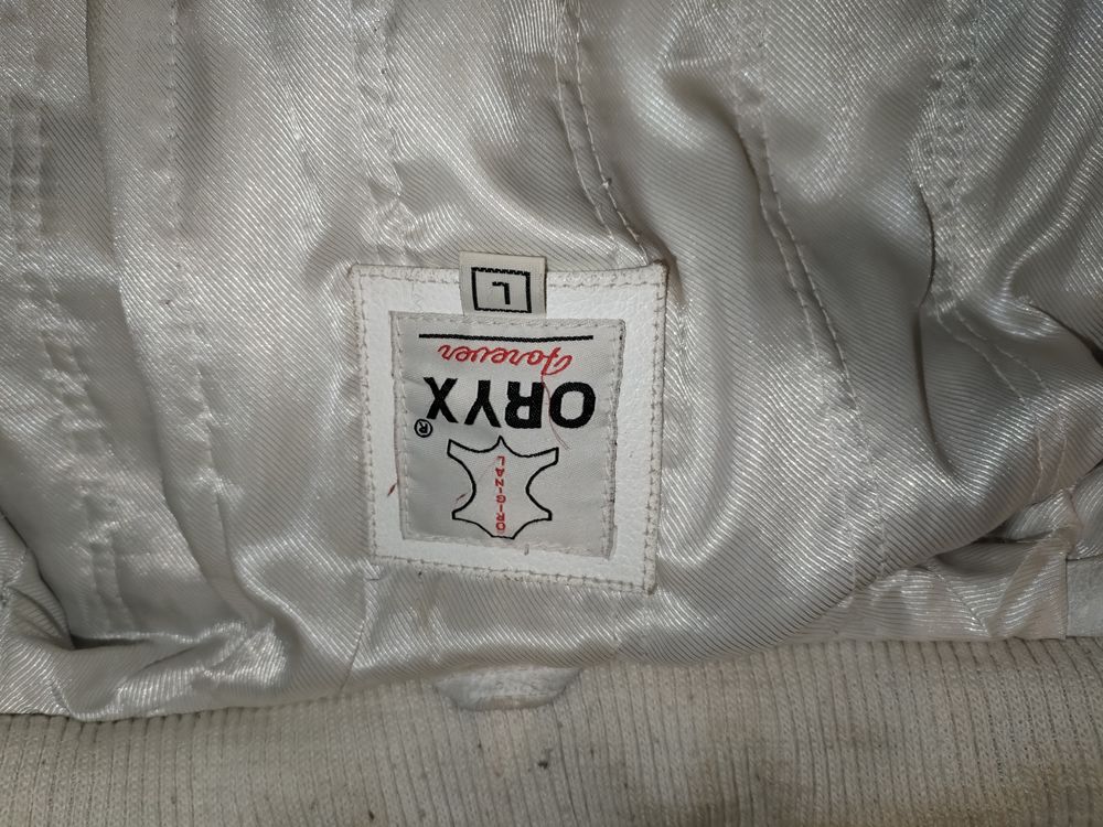 Blouson en cuir v&eacute;ritable blanc (taille L)
Vêtements