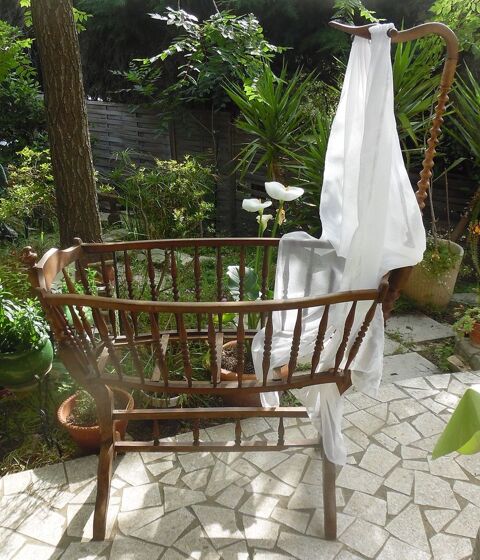 Berceau Mo�se � col de cygne ancien fin XIX si�cle ou d�but 100 Castries (34)