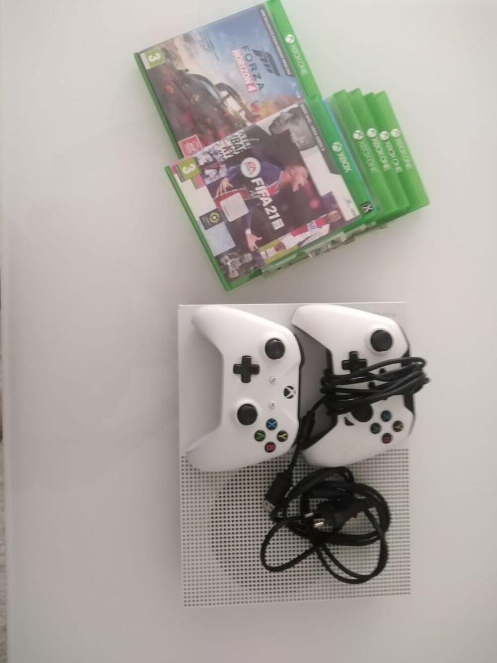 Xbox One S + 6 jeux + 2 manettes - Parfait &eacute;tat Consoles et jeux vidéos