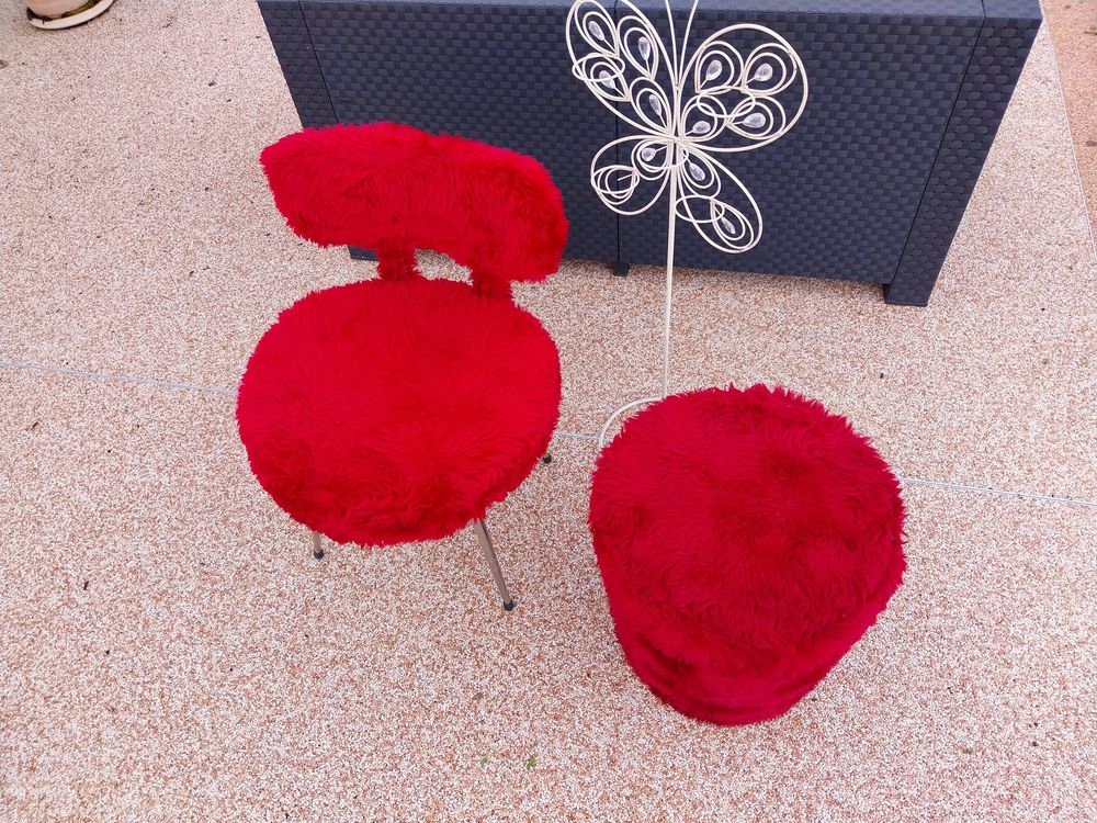 Chaise et pouf coffre moumoute rouge vintage ann&eacute;e 70 Meubles