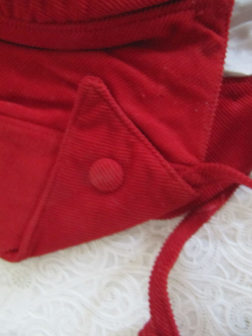 Bonnet ancien en velours rouge
Puriculture