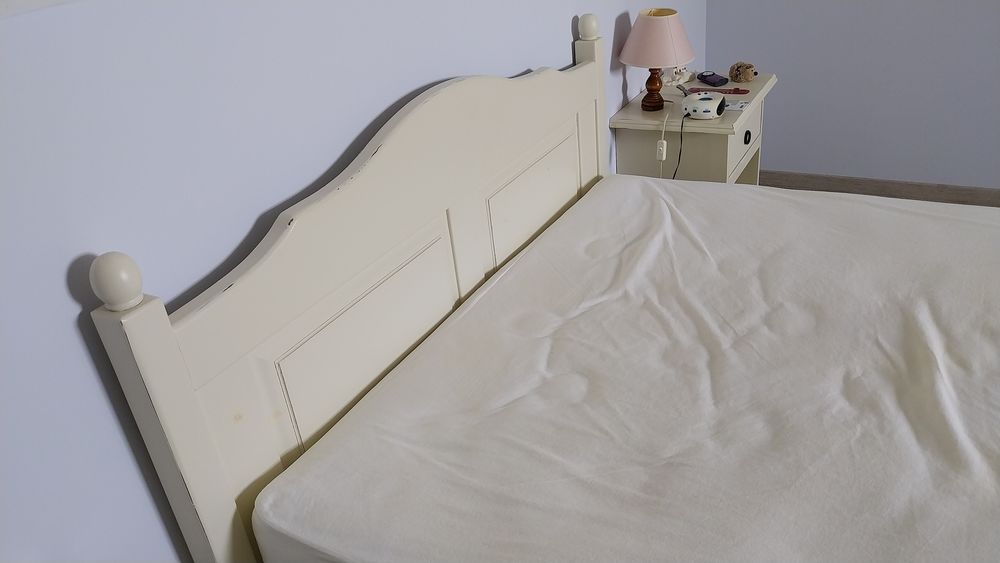 lit 140*190 pin massif 2 chevets matelas 
sommier tapissier Meubles
