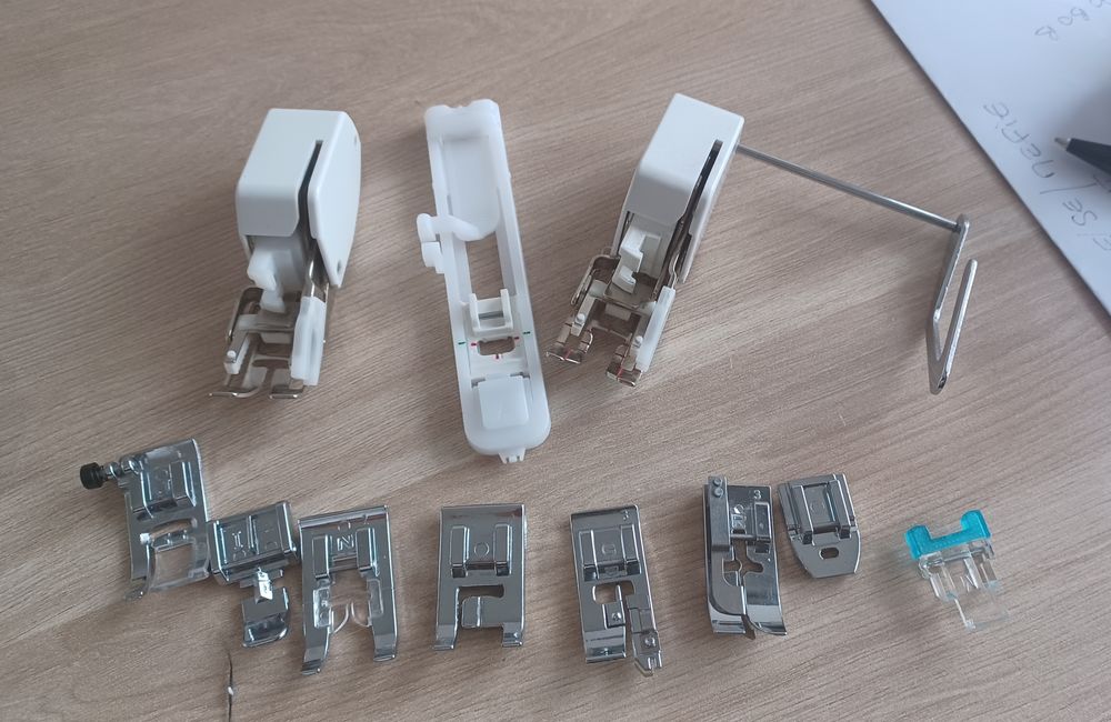 lot machine &agrave; coudre et surjeteuse Electroménager