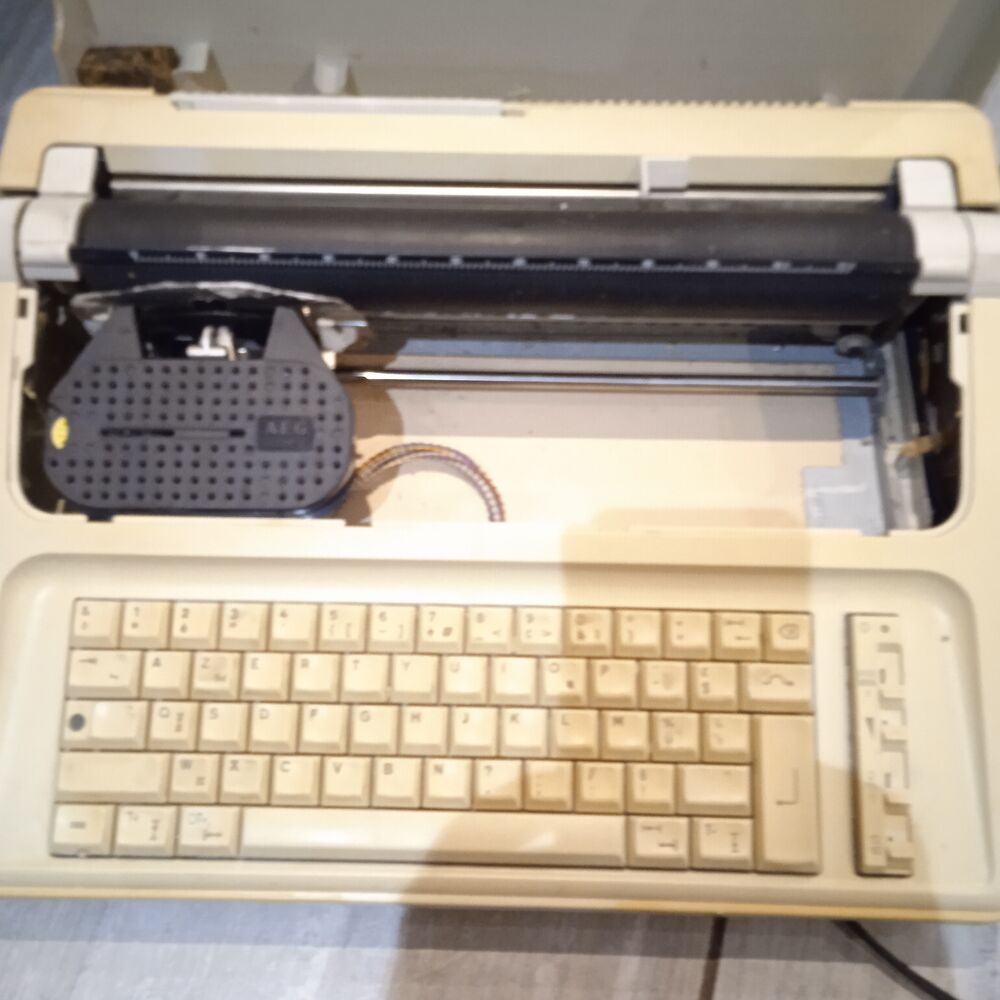 Machine &agrave; &eacute;crire Olympia Carrera &agrave; Cassette de 1987 