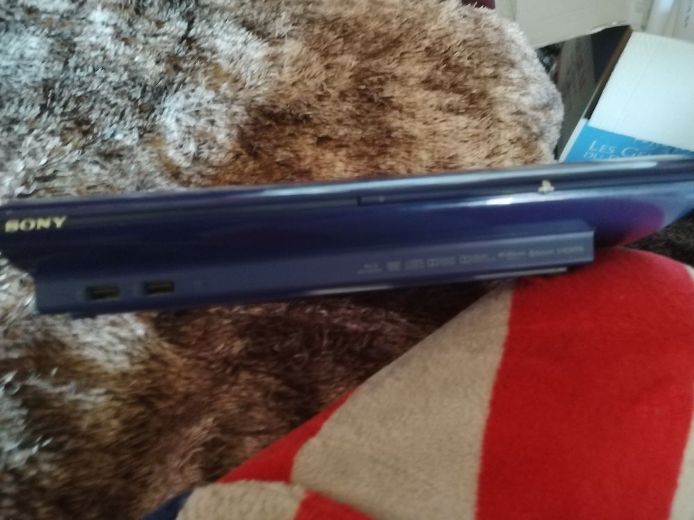 PS3 TRES BONNE ETAT +DEUX POIGN&eacute;s +un jeux Consoles et jeux vidéos