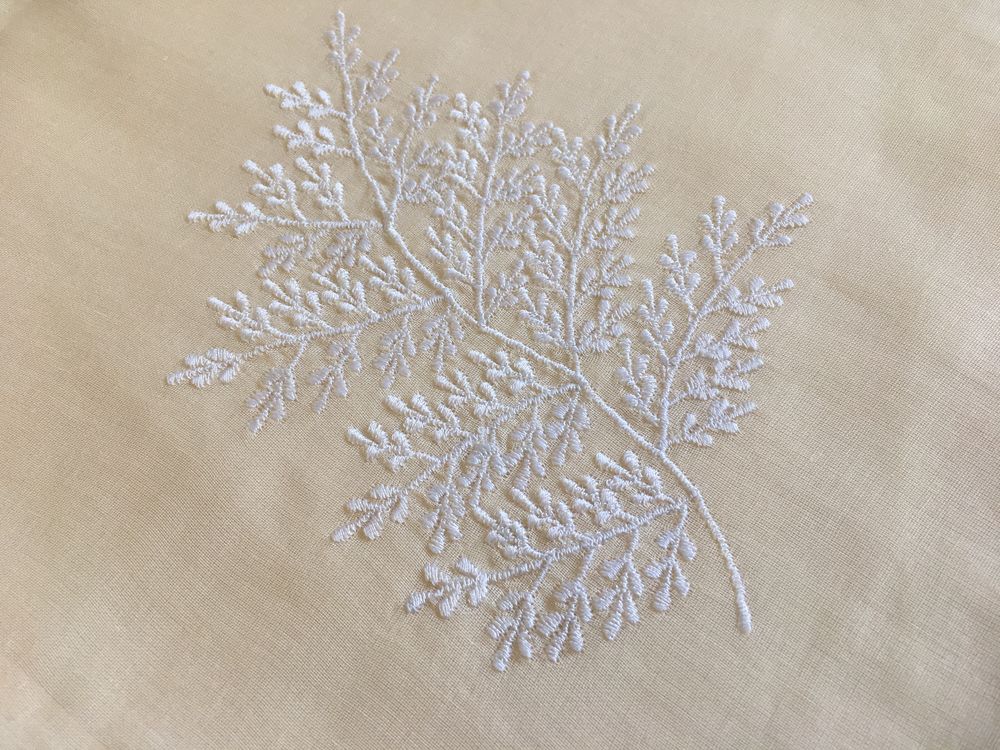HOUSSE de COUSSIN beige sable et broderie blanche Décoration