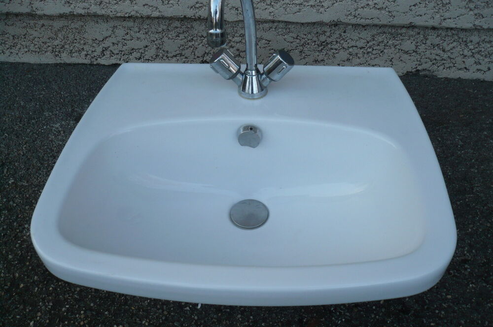 Lavabo c&eacute;ramique blanc avec robinet et &eacute;quipement &eacute;vacuation Bricolage