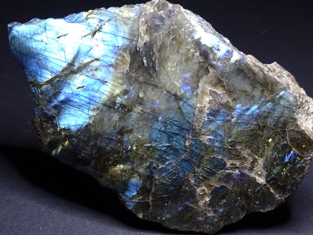 Labradorite polie d'un cot&eacute; Madagascar 1,998 kg 
