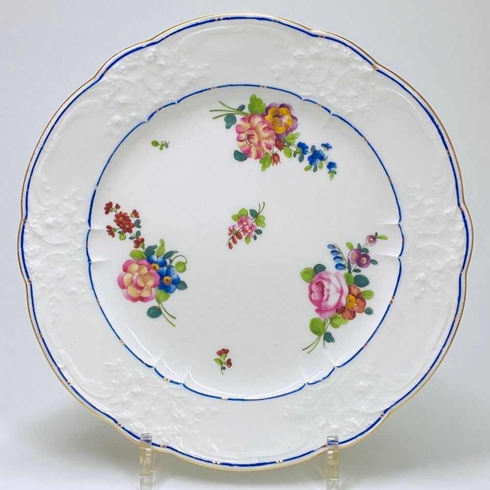 Assiette 1 S&egrave;vres &agrave; D&eacute;cor de Bouquets de Fleurs - XVIIIe si&egrave;cle 