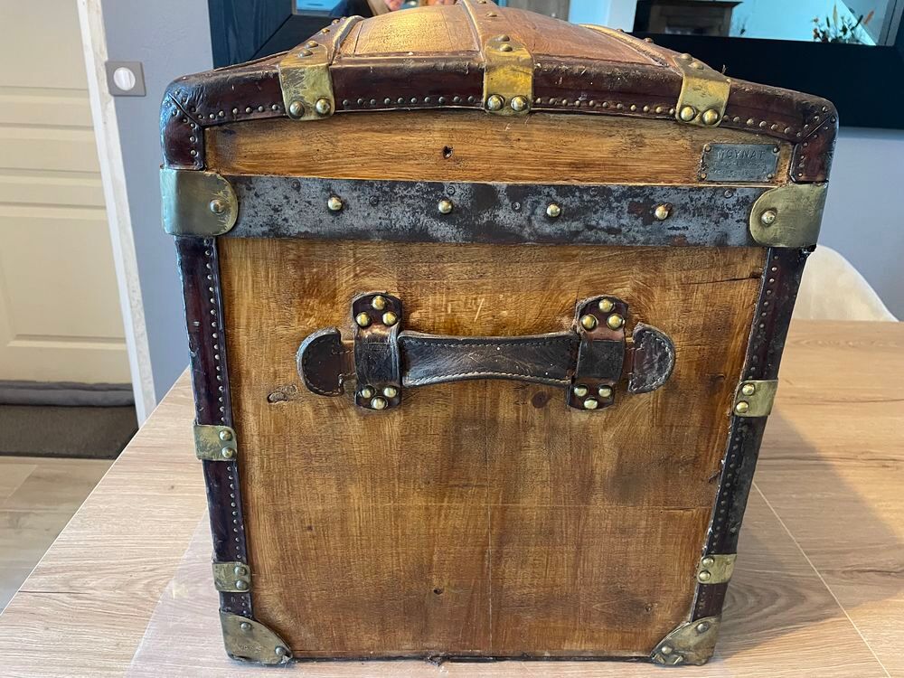 Malle bomb&eacute;e de chez Moynat Meubles