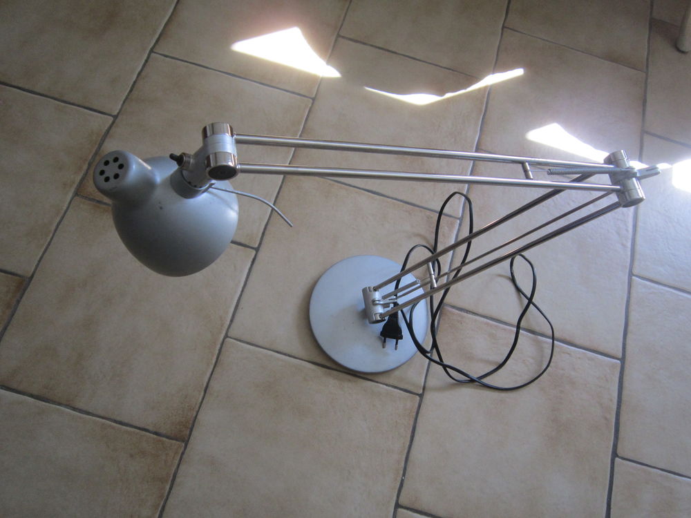 Une lampe de bureau, couleur grise Electroménager