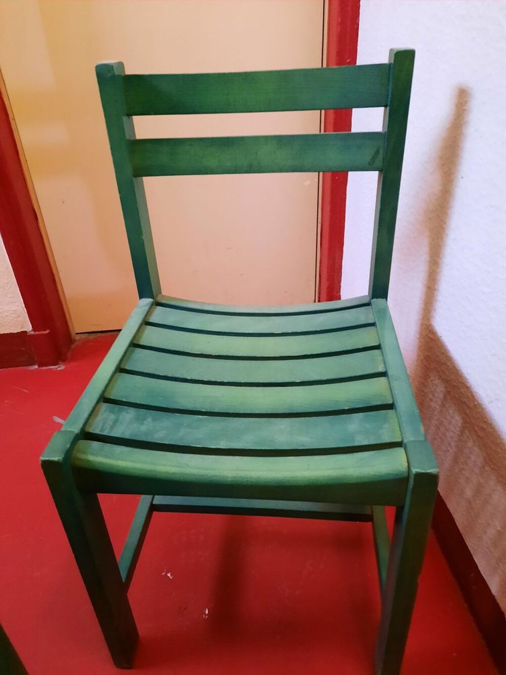 chaise en bois de couleur verte et marron
Meubles
