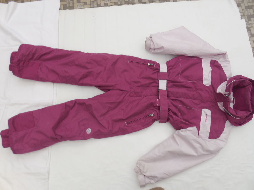 combinaison de ski taille 10 ans ou 8 ans Sports