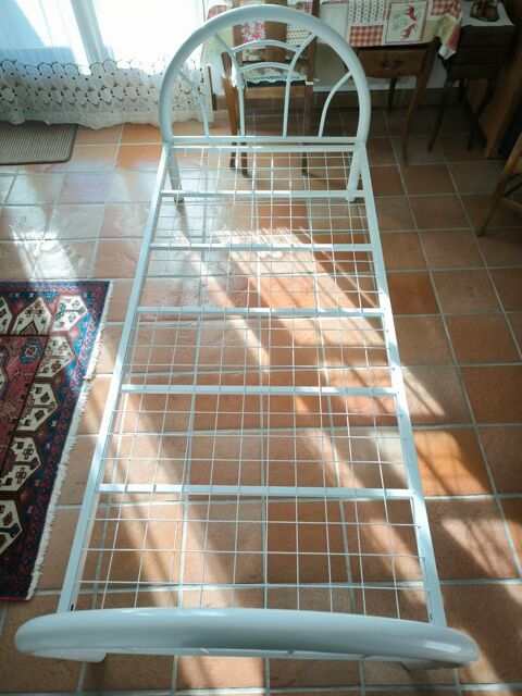 lit blanc en fer 
(90cm) 50 Entraigues-sur-la-Sorgue (84)