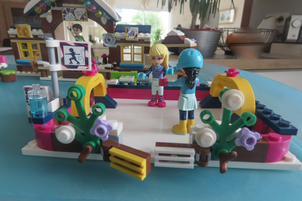 LEGO FRIENDS : la patinoire et tout terrain station de ski Jeux / jouets