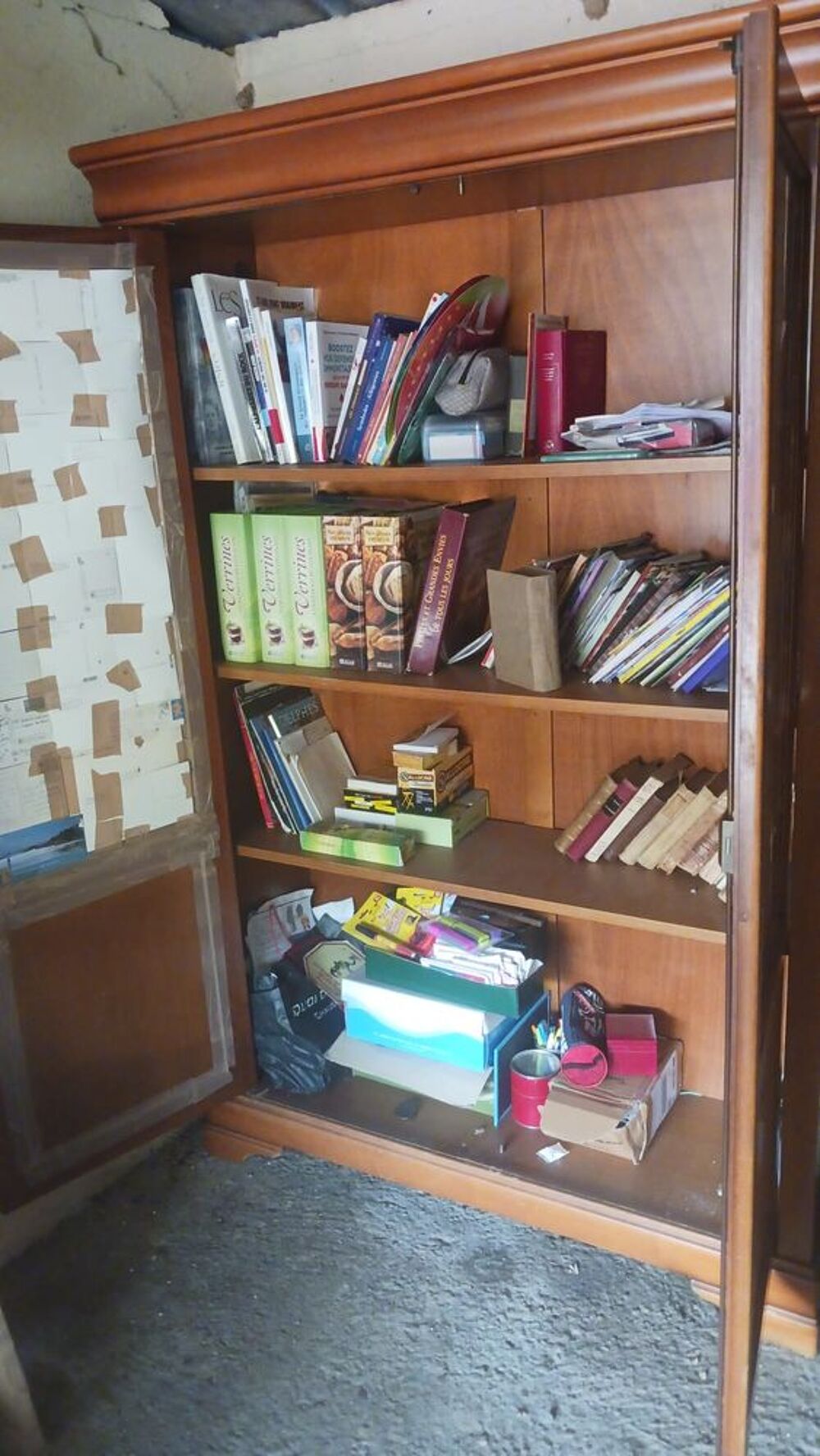 BIBLIOTH&Egrave;QUE VITR&Eacute;E EN BOIS MERISIER? brad&eacute; 50 € Meubles