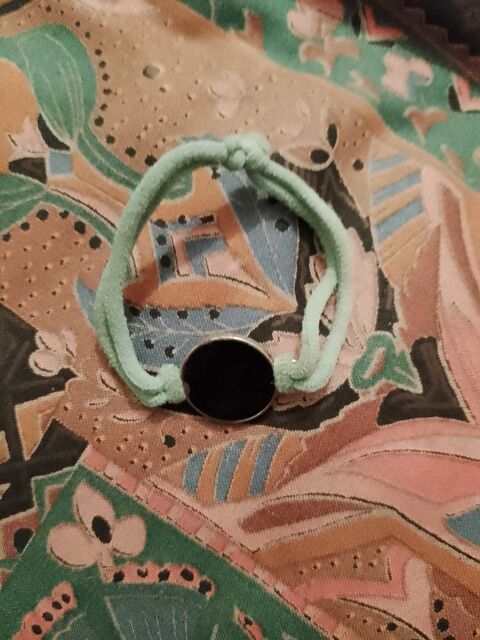 bracelet noir en m�tal sur fil bleu clair enfants. 4 Carqueiranne (83)