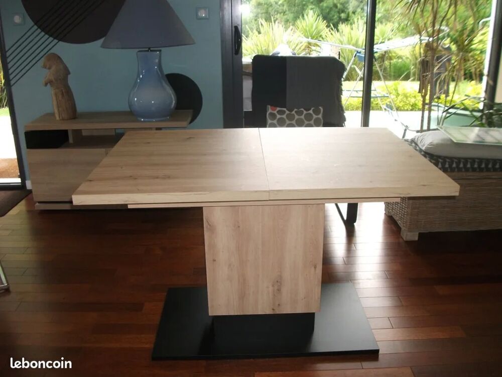 Table &agrave; manger moderne en bois clair et socle noir Meubles
