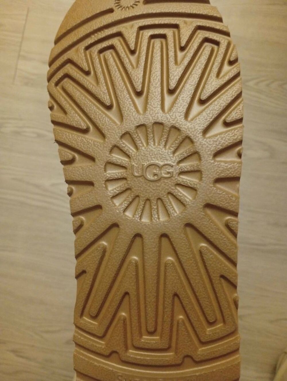 Chaussons UGG marron avec bo&icirc;te Chaussures