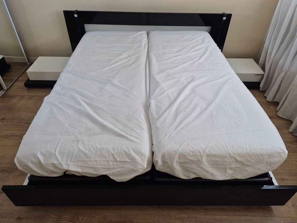 ce lit double en bois avec structure noire et blanc Meubles
