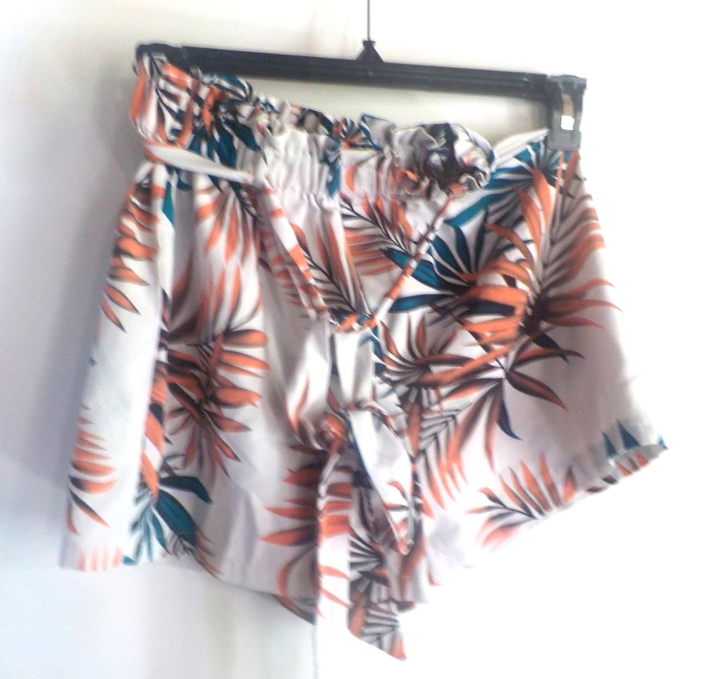 SHORT SHEIN TAILLE M FOND BLANC CASSE DECOR FEUILLES Vêtements