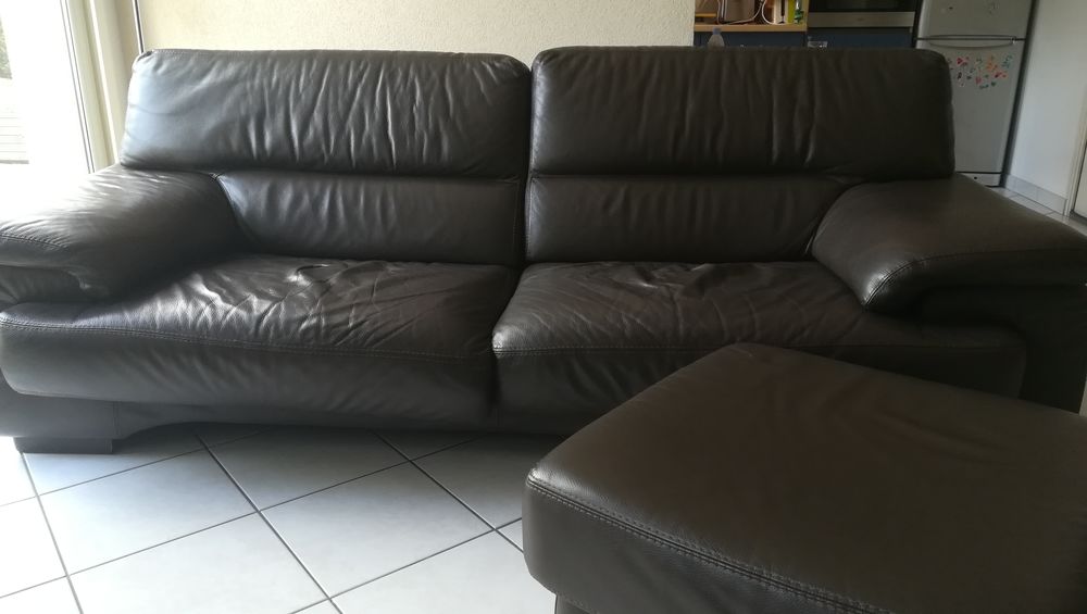 canap&eacute; en cuir 3 places et son pouf Meubles