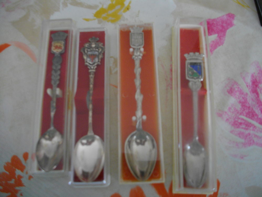 Lot de 49 petites cuill&egrave;res de collection 