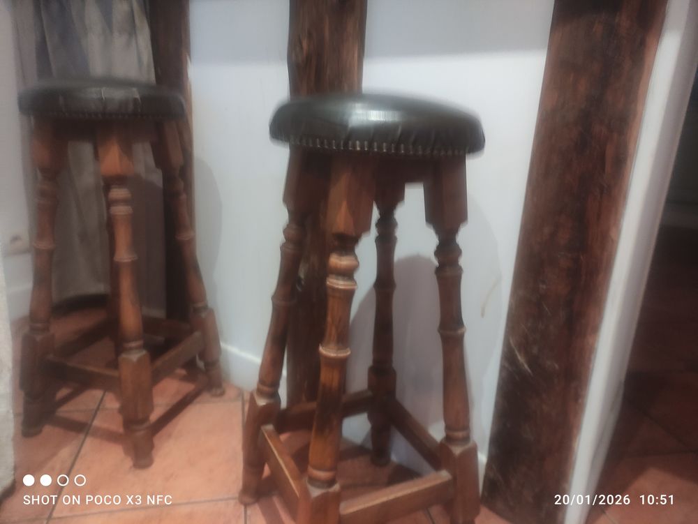 2 Tabourets pour Bar bois dessus simili cuir clout&eacute; Meubles