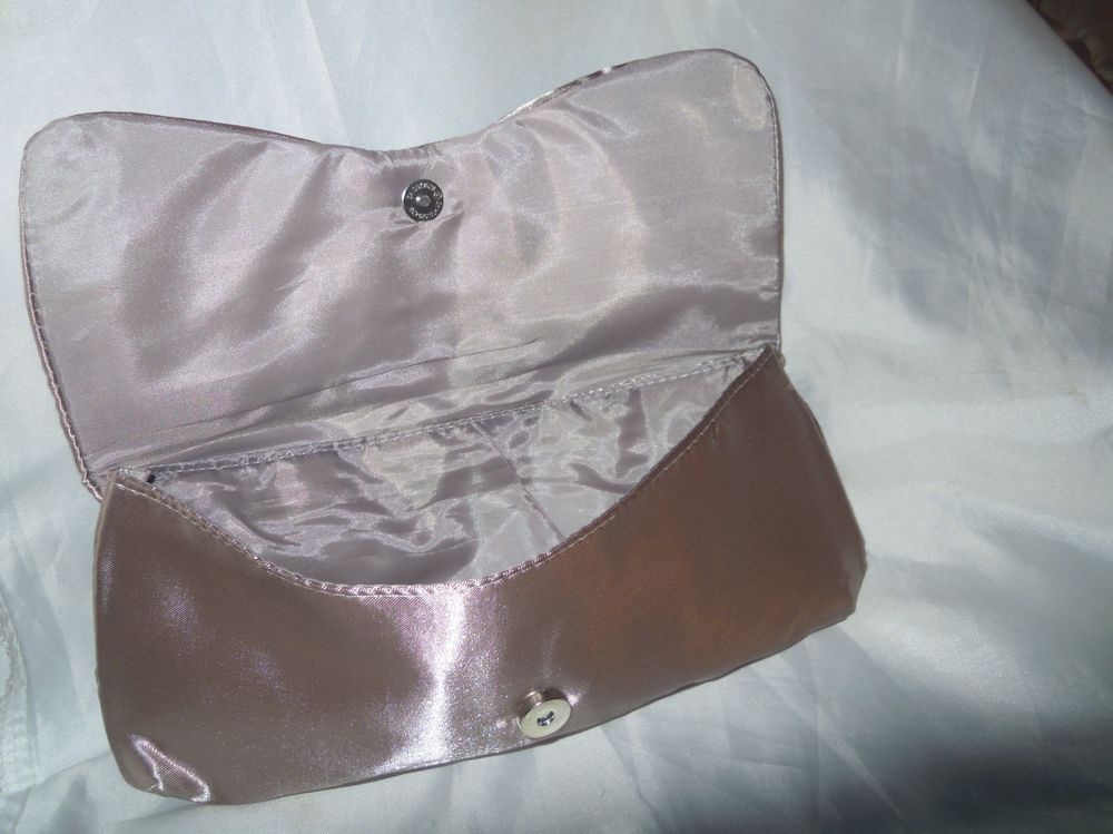 POCHETTE CHIC SATINEE de COULEUR TAUPE Maroquinerie