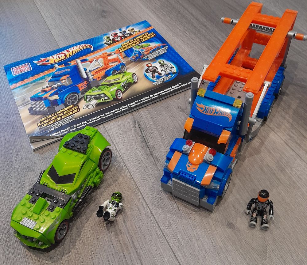 L&eacute;go city la poursuite en moto et Mega Bloks Hot Wheels cami Jeux / jouets