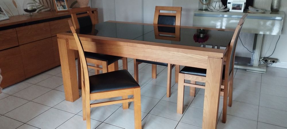 Table et 4 chaises Meubles