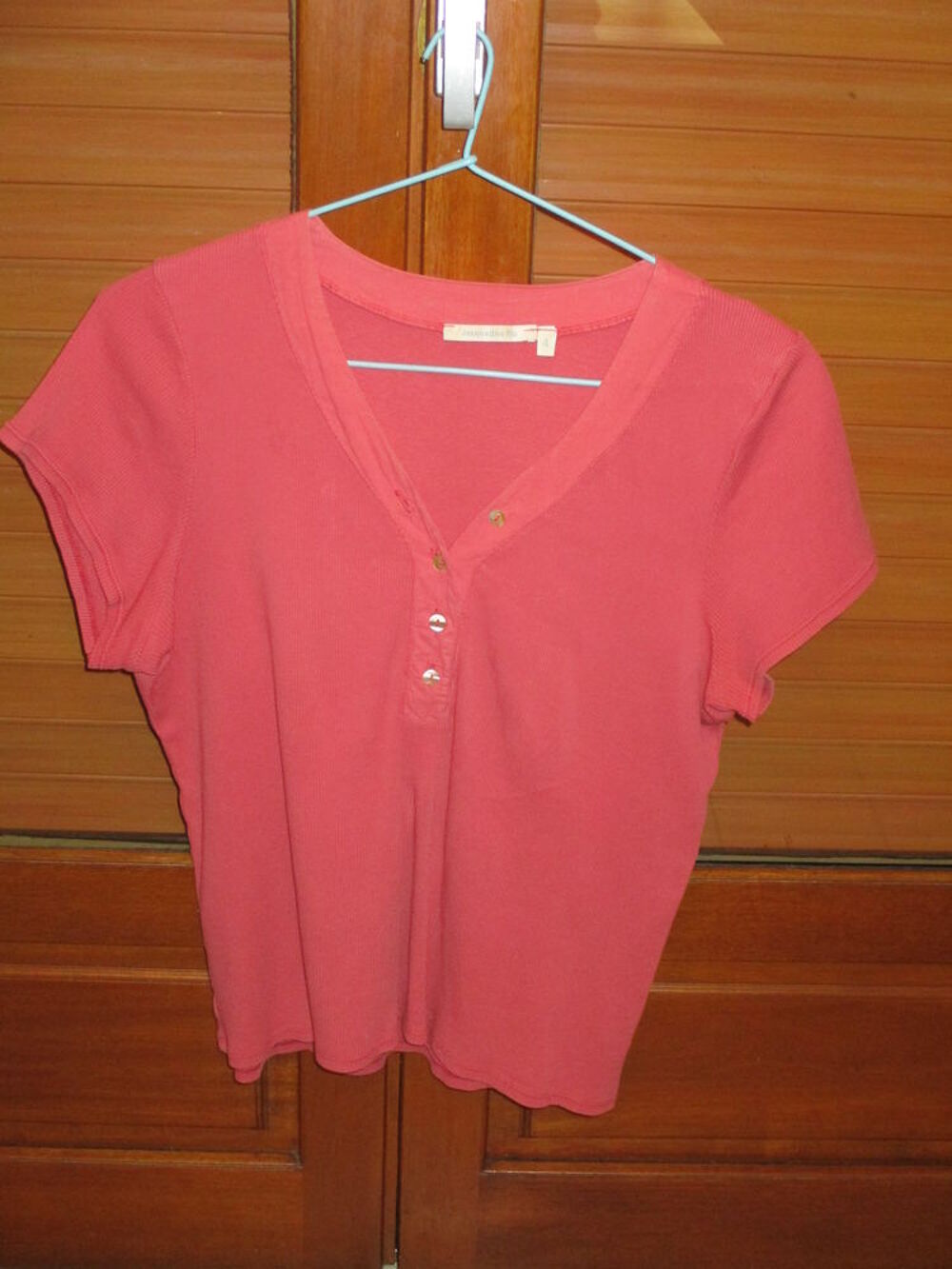 petit haut rouge en V ou polo avec petits boutons Vêtements