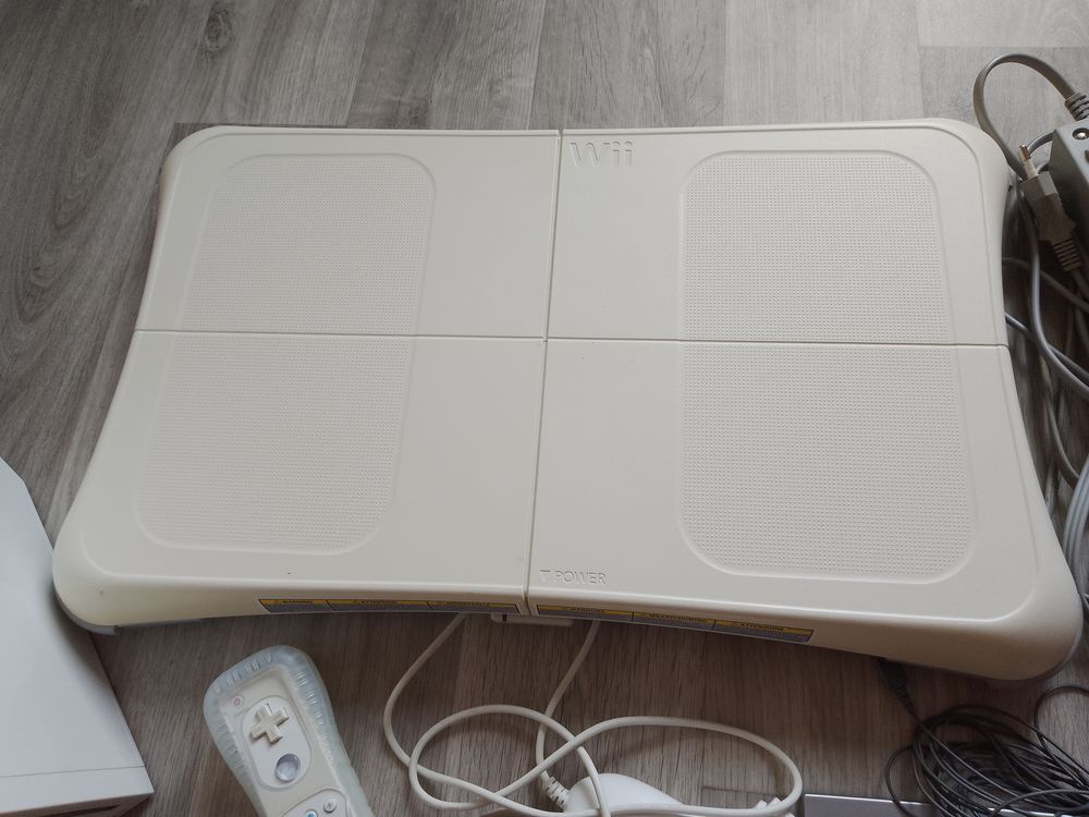 Wii Fit plus Consoles et jeux vidéos