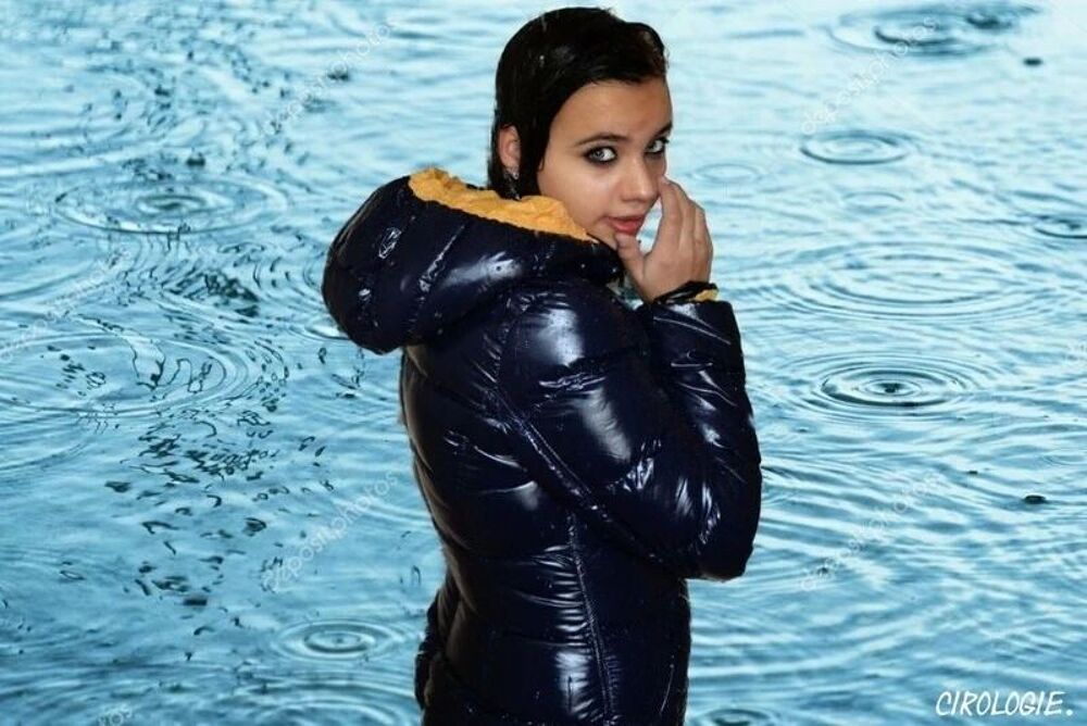 Doudoune brillante bleue fonc&eacute;e d&eacute;perlante - Femme Ado Vêtements