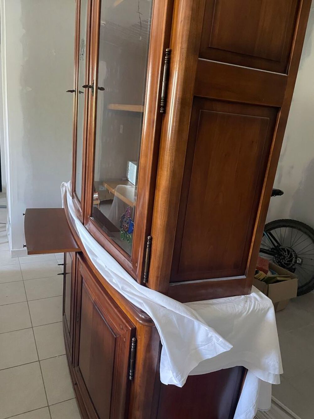 TRES BEAU MEUBLE BAS 3 PORTES AVEC VITRINE. FORME ARRONDIE EN MERISIER Meubles