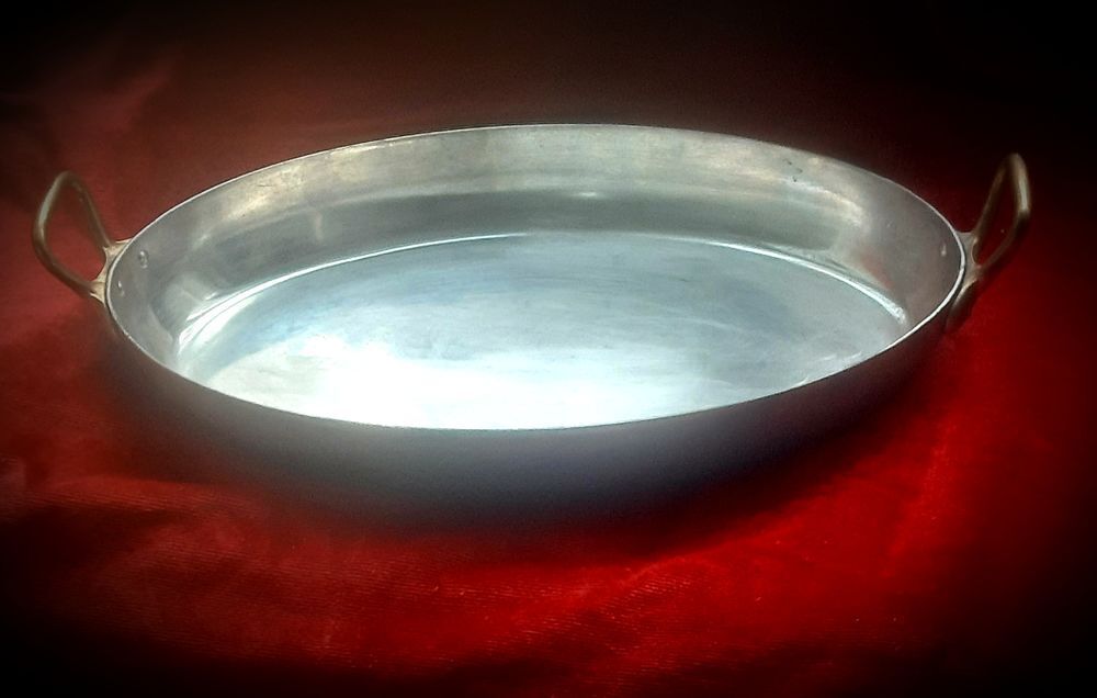 Plat ovale en cuivre et inox , deux anses en laiton. Electroménager