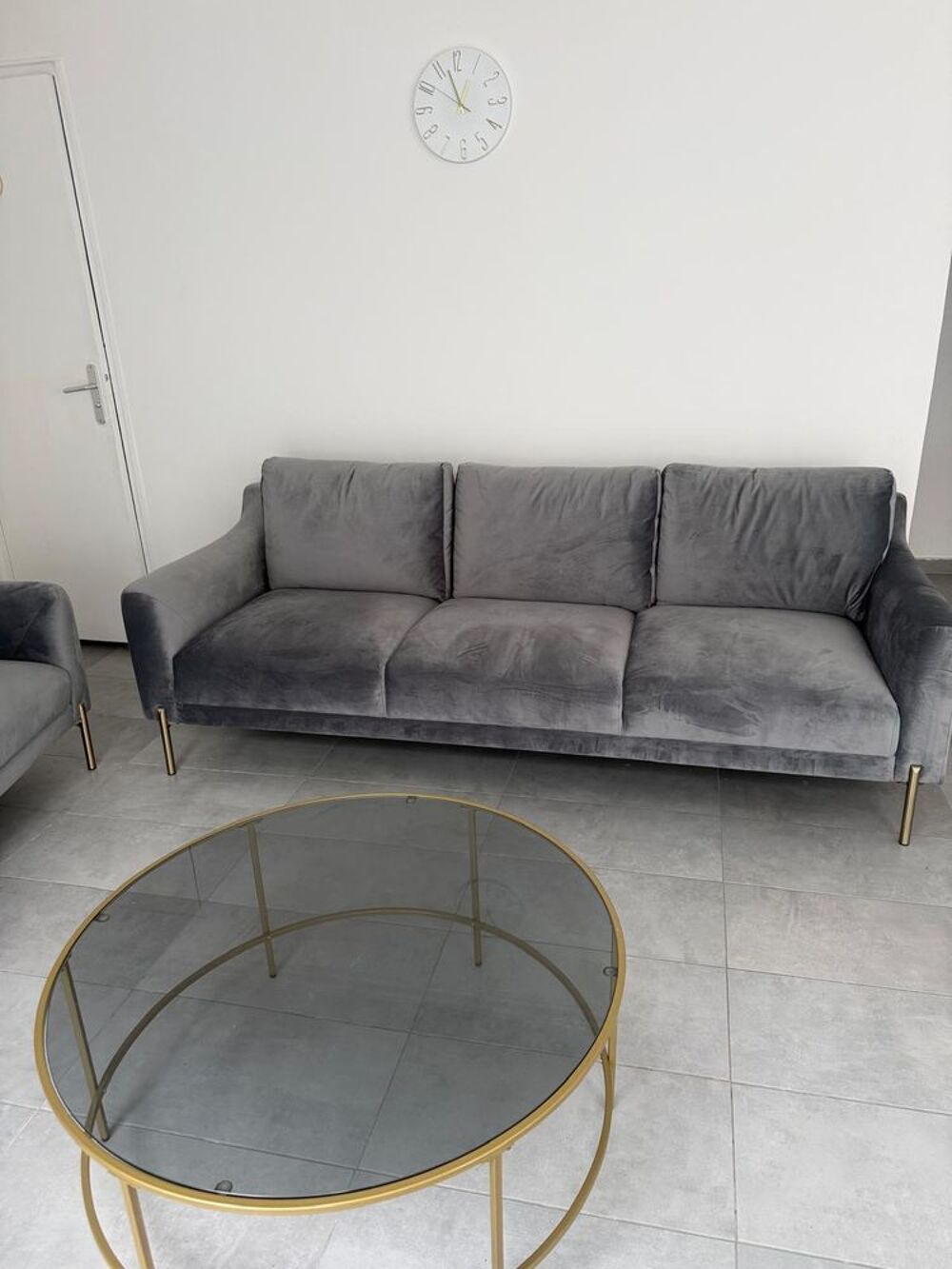 Canap&eacute; gris tissu et une table en verre Meubles