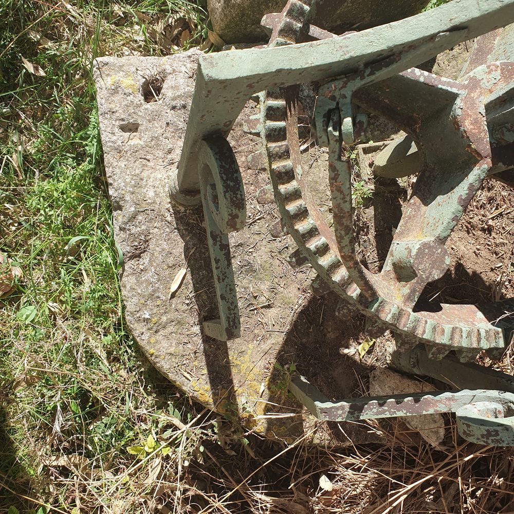 Meule &agrave; moudre olives noix pressoir puit Jardin