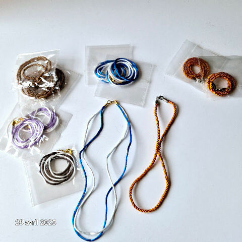 Lot de 12 colliers imitation corde, ou double, en satin avec 10 Saumur (49)