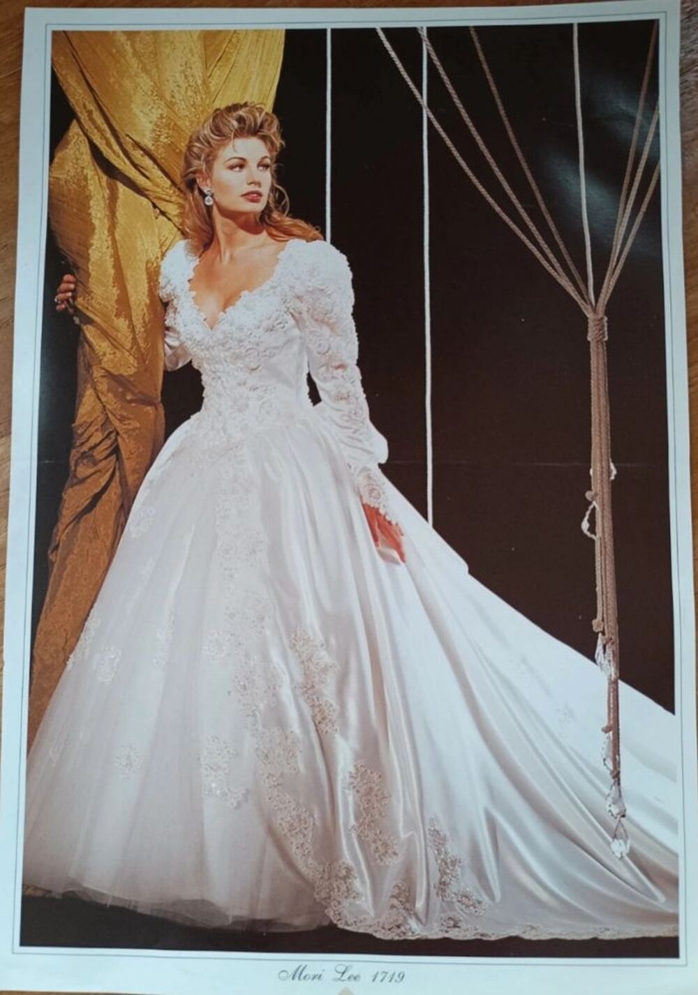 Robe de mari&eacute;e avec tra&icirc;ne, voile, gants et coussin alliance Vêtements