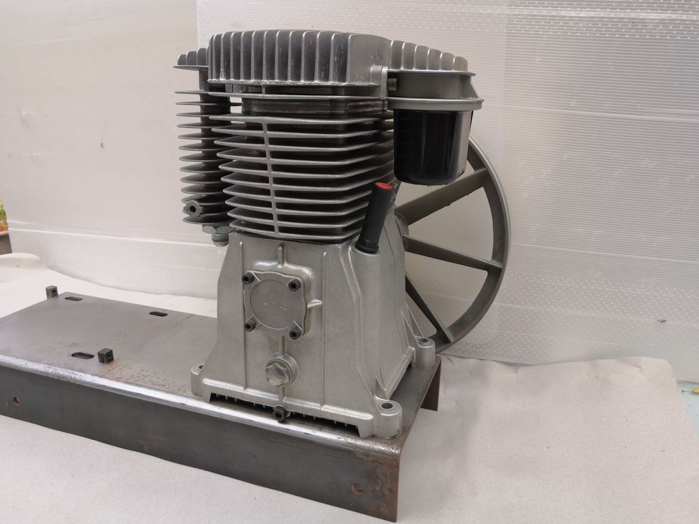 Compresseur d' AIR "NEUF" et r&eacute;servoir de 200 litres "NEUF" Bricolage